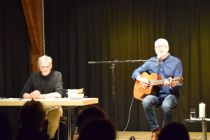 Ralf Lehmann (li.) und Willi Sommerwerk mit Gitarre: Zusammen gestalteten sie einen entspannten und berührenden Abend in der Alten Schranne. Foto: Peter Urban